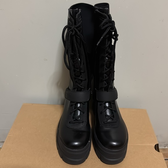 UGG “Flynn” leather Lace-Up women’s boots. - Picture 2 of 4